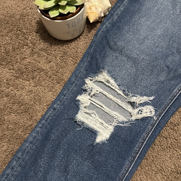 EUC American Eagle Mom Straight Jeans-Sz 4R-Med Wash-Distressed-58% Cotton - Picture 4 of 16